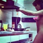 Kim Kardashian niega ser la modelo que cocina desnuda en una fotografía de un blog pornográfico