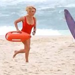Pamela Anderson se pone el traje de baño rojo que la hizo famosa 