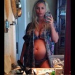 Jessica Simpson exhibe su barriga por Twitter