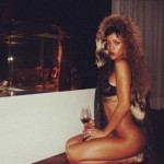 Rihanna se vuelve a mostrar semi desnuda