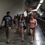 Cientos de jóvenes viajan sin pantalones en metro de Ciudad de México 