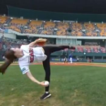 Impresionante lanzamiento de gimnasta coreana en partido de béisbol (Video)