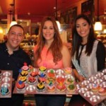 Saudy Rivera celebra aniversario de su tienda junto a amigos