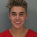 Sonriente Justin Bieber tras su arresto