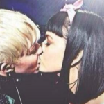 Miley Cyrus y Katy Perry se besan en pleno concierto