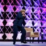 Una mujer lanza un zapato a Hillary Clinton
