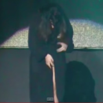 Laura Pausini sufre bochornoso accidente y deja ver su parte íntima en pleno concierto VIDEO