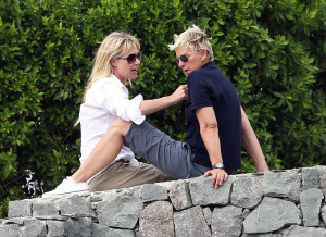 Ellen-DeGeneres-Portia-de-Rossi-lounged-while-vacationing