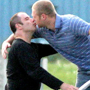 travolta_gay_beso_4f4175f84e57c8080ac015bd0