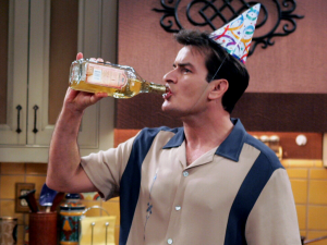 Charlie-Sheen-drinking