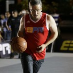 García Padilla juega una cocinita de baloncesto