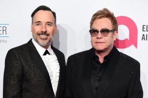 David-Furnish-y-Elton-John-copia-906x600