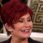 Sharon Osbourne se le cayó un diente en su programa [VIDEO]