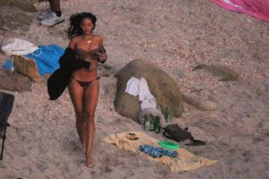 RIHANNA CELEBRA EL AÑO NUEVO CON UNA FIESTA EN LA PLAYA