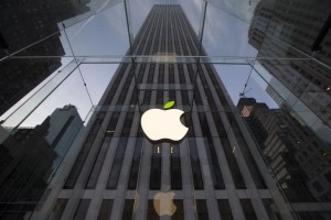 El logo de Apple visto en uno de sus locales en Nueva York