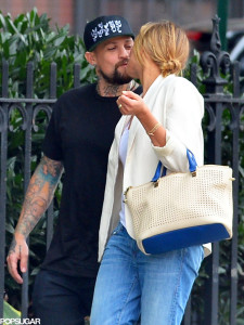 Cameron-Diaz-Benji-Madden-Kissing-NYC