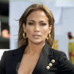 Sin brasier , Jennifer Lopez presumió su escote en Miami (FOTOS)