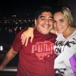 Imagen de Maradona tocando a su novia se viralizó en redes sociales