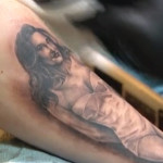 Un hombre se tatuó a Caitlyn Jenner en el brazo