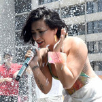 Demi Lovato resbala y se escocota en pleno escenario de su fiesta: MIRA EL VIDEO