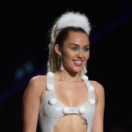 OMG..Miley Cyrus llegó a la alfombra de MTV VMA’S con diamantes guindando en sus nalgas [Fotos]