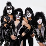 Allanaron la casa de Gene Simmons, líder de Kiss, en un caso de pornografía infantil