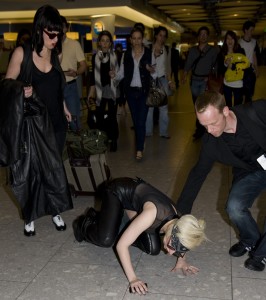 lady-gaga-falls-at-heathrow-airport-in-london-2010-03-2200x2482