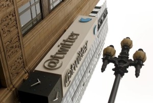 El logo de Twitter en la fachada de su sede situada en San Francisco, California, el 28 de abril de 2015. Twitter Inc dijo que despedir&iacute;a a hasta 336 empleados, el equivalente a un 8 por ciento de su fuerza laboral global, dentro de un plan que busca hacer m&aacute;s eficientes sus operaciones. REUTERS/Robert Galbraith