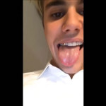 [VIDEO]  Justin Bieber se puso un diente de oro