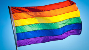 arrestan-a-doctor-en-Arabia-Saudita-por-izar-bandera-gay-homosexual