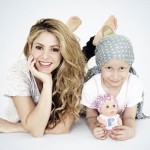 Shakira diseña pañuelo para muñeca con cáncer