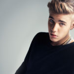 ESOOOOO…Captan a Justin Bieber acaramelado con modelo boricua (Fotos)