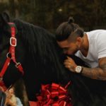 Video: Le regalan un hermoso caballo negro a Maluma