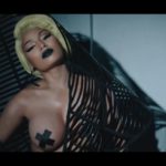 [VIDEO] Nicki Minaj nuevamente sin sostén y rodeada de krippy  😨
