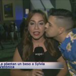 Le plantan un beso por sorpresa a periodista boricua